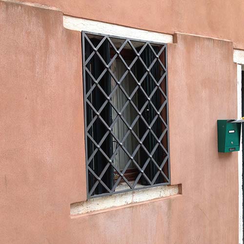 fönstergaller infällti i fasad